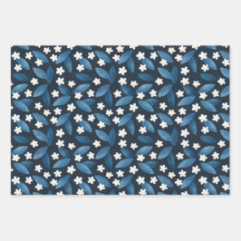 Blaue Blätter und weiße Blume im dunklen Hintergru