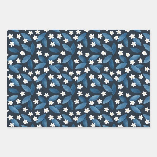 Blaue Blätter und weiße Blume im dunklen Hintergru (Vorderseite)