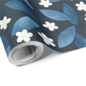 Blaue Blätter und weiße Blume im dunklen Hintergru Geschenkpapier (Rolleneckpunkt)
