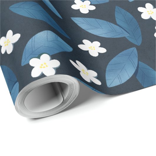 Blaue Blätter und weiße Blume im dunklen Hintergru Geschenkpapier (Rolleneckpunkt)