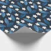 Blaue Blätter und weiße Blume im dunklen Hintergru Geschenkpapier (Ecke)