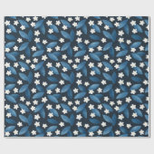 Blaue Blätter und weiße Blume im dunklen Hintergru Geschenkpapier (Flach)