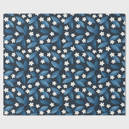 Blaue Blätter und weiße Blume im dunklen Hintergru Geschenkpapier (Flach)