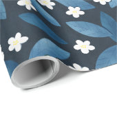 Blaue Blätter und weiße Blume im dunklen Hintergru Geschenkpapier (Rolleneckpunkt)