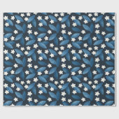 Blaue Blätter und weiße Blume im dunklen Hintergru Geschenkpapier (Flach)