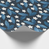 Blaue Blätter und weiße Blume im dunklen Hintergru Geschenkpapier (Ecke)