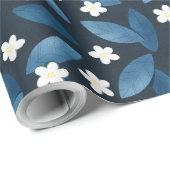 Blaue Blätter und weiße Blume im dunklen Hintergru Geschenkpapier (Rolleneckpunkt)