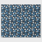 Blaue Blätter und weiße Blume im dunklen Hintergru Geschenkpapier (Flach)