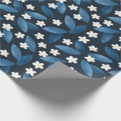 Blaue Blätter und weiße Blume im dunklen Hintergru Geschenkpapier (Ecke)