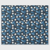 Blaue Blätter und weiße Blume im dunklen Hintergru Geschenkpapier (Flach)
