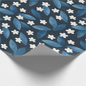 Blaue Blätter und weiße Blume im dunklen Hintergru Geschenkpapier (Ecke)