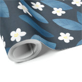 Blaue Blätter und weiße Blume im dunklen Hintergru Geschenkpapier (Rolleneckpunkt)