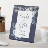 Blaue blaue Saitenleuchten Blumenkarten und Gesche Sockelschild (In SItu)