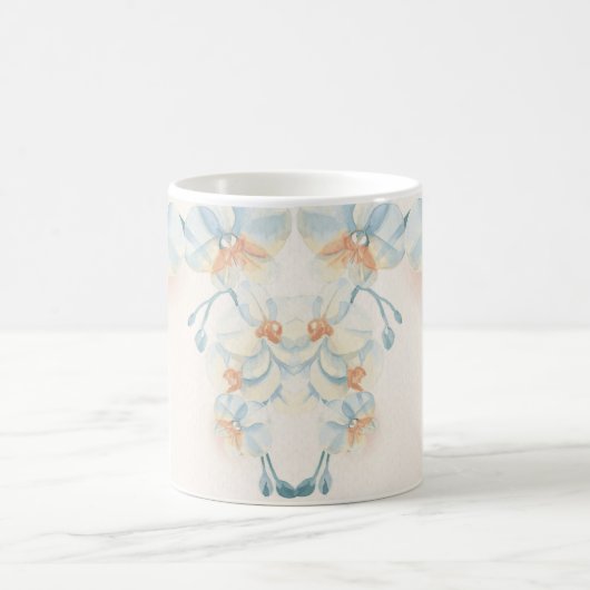Blaue Blume auf beigem Hintergrund Kaffeetasse (Mittel)