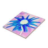 blaue Blume auf rosa Kachel (Seite)