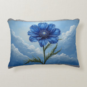 Blaue Blume gegen hellen bewölkten Himmel Dekokissen