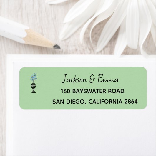 Blaue Blume, grüne Rücksendeadresse (Insitu)