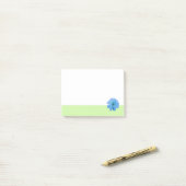 Blaue Blume grüne Umrandung Post-it Klebezettel (Auf Schreibtisch)