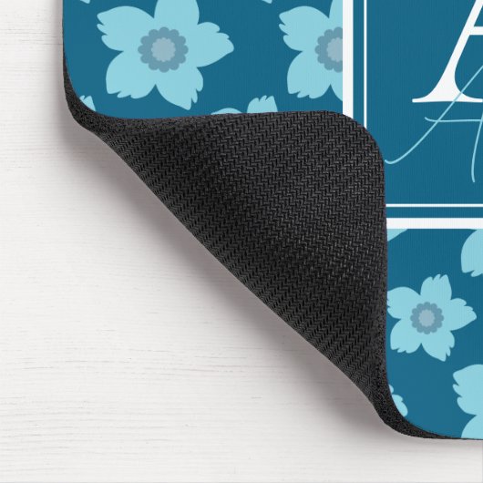 Blaue Blumen auf blauem Hintergrund Monogramm Mousepad (Ecke)