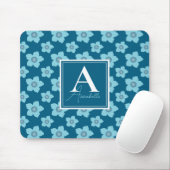 Blaue Blumen auf blauem Hintergrund Monogramm Mousepad (Mit Mouse)