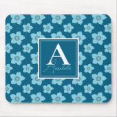Blaue Blumen auf blauem Hintergrund Monogramm Mousepad (Vorne)
