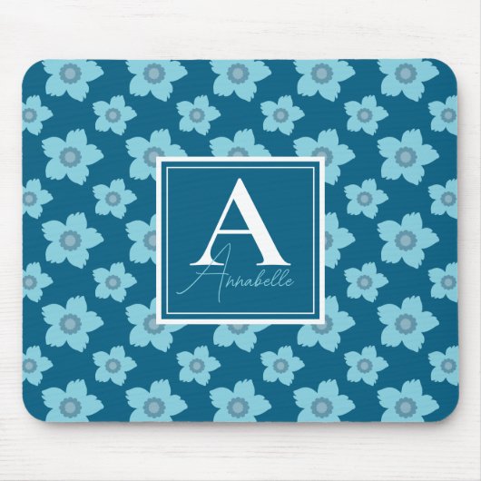 Blaue Blumen auf blauem Hintergrund Monogramm Mousepad (Vorne)