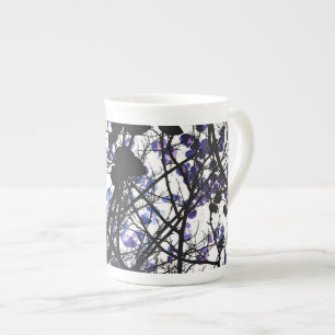 Blaue Blumen auf dem Winterbaumkonzept digitale Ku Porzellantasse