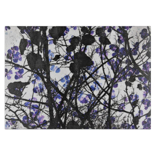 Blaue Blumen auf dem Winterbaumkonzept digitale Ku Schneidebrett