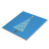 Blaue Blumen auf einem modernen Weihnachtsbaum Fliese (Seite)