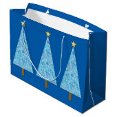 Blaue Blumen auf einem modernen Weihnachtsbaum Große Geschenktüte (Rückseite Schrägansicht)