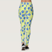 Blaue Blumen auf gelben Leggings (Rückseite)