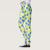 Blaue Blumen auf gelben Leggings (Links)