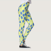 Blaue Blumen auf gelben Leggings (Rechts)