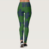 Blaue Blumen auf grünem Hintergrund Leggings (Rückseite)