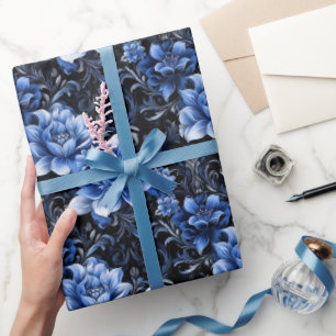 Blaue Blumen auf Schwarz  Geschenkpapier