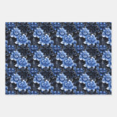 Blaue Blumen auf schwarz Geschenkpapier Set (Vorderseite)