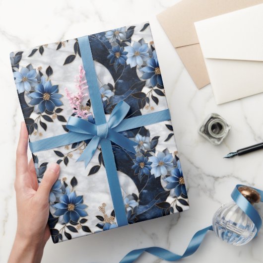 Blaue Blumen aus Marmor Geschenkpapier (Schenken)