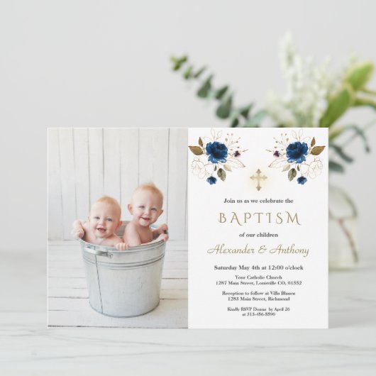 Blaue Blumen Cross Boys Twins Foto Taufe Einladung (Stehend Vorderseite)