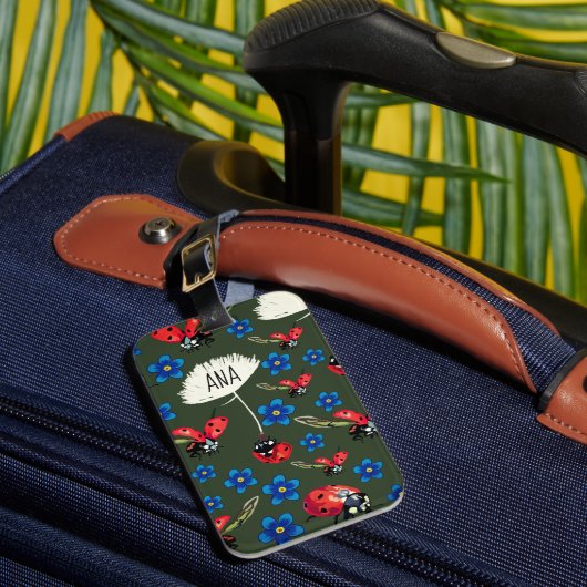 Blaue Blumen der Marienkäfer personalisierte Gepäckanhänger (Vorderseite Insitu 1)