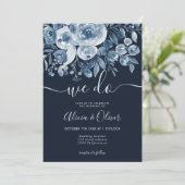 Blaue Blumen-Foto-Initialen Hochzeit Einladung (Stehend Vorderseite)