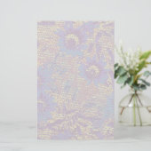 Blaue Blumen gegen Blatttarnungsmuster Briefpapier (Stehend Vorderseite)