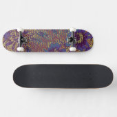 Blaue Blumen gegen Blatttarnungsmuster Skateboard (Horizontal)