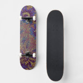 Blaue Blumen gegen Blatttarnungsmuster Skateboard (Vorderseite)