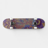 Blaue Blumen gegen Blatttarnungsmuster Skateboard (Horizontal)