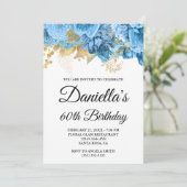 Blaue Blumen Gold Foil Glam 60. Geburtstag Einladung (Stehend Vorderseite)