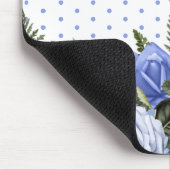 Blaue Blumen Grüne Blätter Monogramm Weiße Tupfen Mousepad (Ecke)