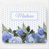 Blaue Blumen Grüne Blätter Monogramm Weiße Tupfen Mousepad (Vorne)