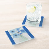 Blaue Blumen in einer Vase-Mitteilungskarten Glasuntersetzer (Schrägansicht)