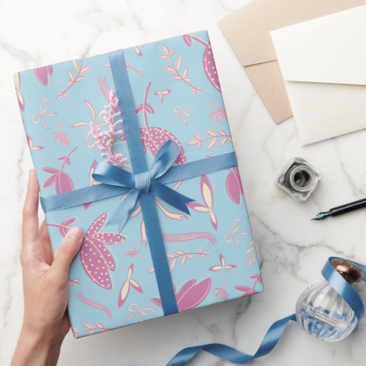 Blaue Blumen und Bögen Geschenkpapier (Schenken)