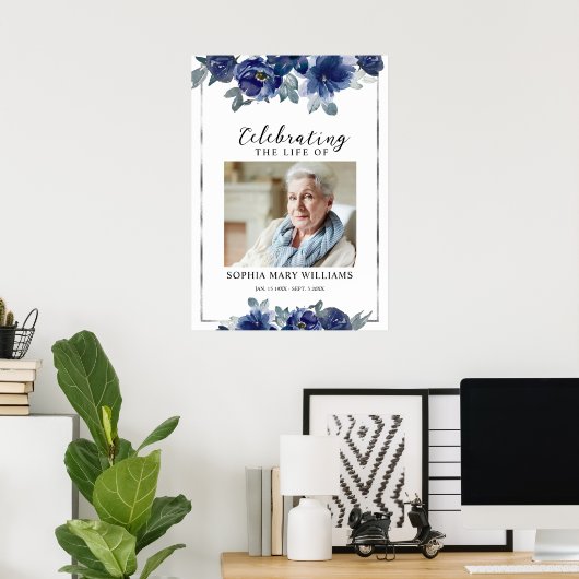 Blaue Blumen und Foto Gedenkfeier Poster (Heimbüro)
